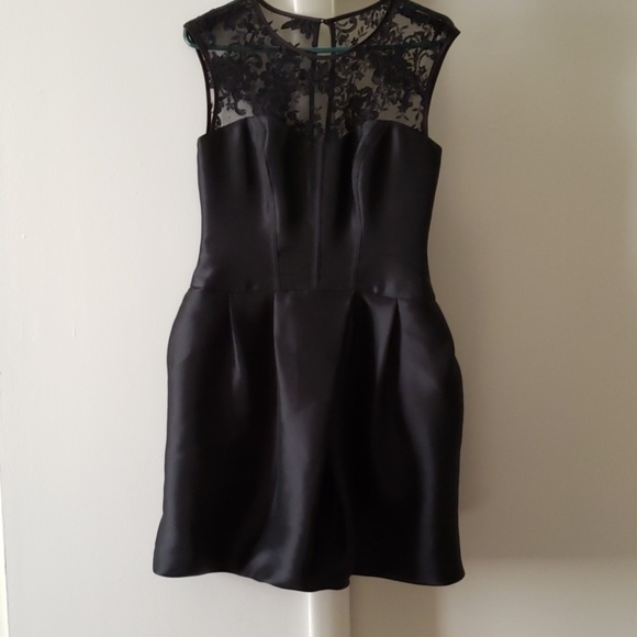Vera Wang Dresses & Skirts - Vera Wang White Satin and lace Gorgeous Dress Vera Wang Dresses & Skirts - Vera Wang White Satin and lace Gorgeous Dress